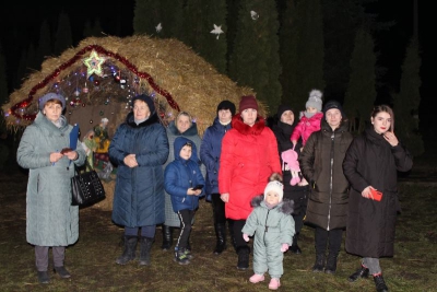 У селі на Тернопільщині урочисто відкрили головну ялинку та різдвяну шопку (фото)