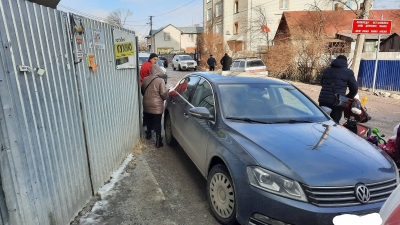 У Тернополі водій заблокував тротуар автівкою (фотофакт)