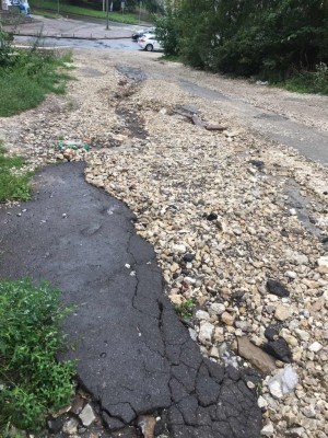 Тернополяни скаржаться на занедбаний стан однієї із вулиць, яка &quot;пливе&quot; після дощу