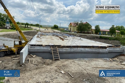 Будівництво мосту через річку Серет: уже влaштувaли бетон нa двох третинaх прогонової будови мосту