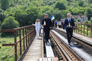На Тернопільщині пом’янули сотні патріотів, яких скинули з моста в палаючих вагонах