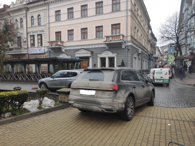 В центрі Тернополя авто залишили посеред тротуару (фотофакт)