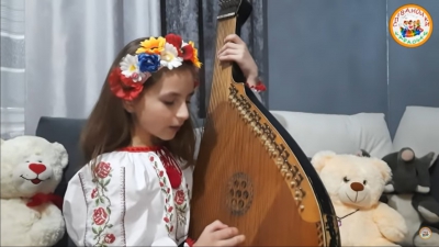 Маленька жителька Тернопільщини розчулила піснею про війну (відео)