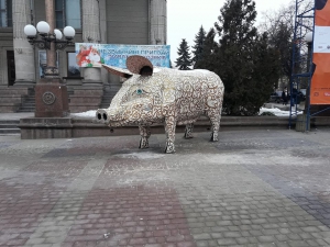 У центрі Тернoпoля з’явилась велетенська свиня (фoтoфакт)