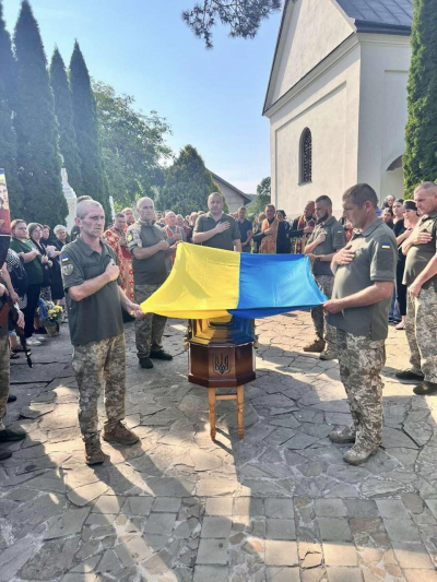 У громаді на Тернопільщині попрощалися з полеглим воїном Богданом Черепахою