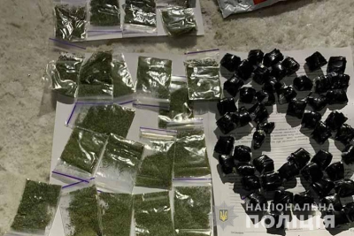 У 21-річного жителя Тернопільщини поліцейські вилучили 178 пакетиків з наркотиками