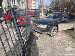 У Тернополі п&#039;яний водій протаранив металеву огорожу