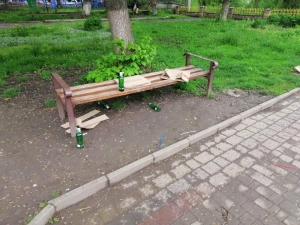 У центрі міста на Тернопільщині відпочивальники залишили після себе «поляну» (фотофакт)
