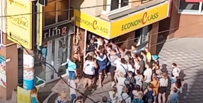 У Тернополі люди влаштували штовханину під магазином секонд-хенду (відео)