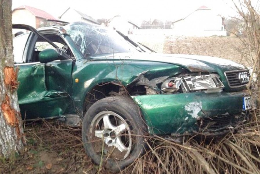 У Тернопільській області 21-річний водій &quot;Audi A4&quot; на швидкості з’їхав з дороги та врізався у дерево