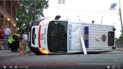 У Тернополі перекинулося авто швидкої допопомоги (відео)