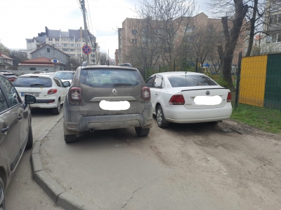 У Тернополі водії повністю перекрили тротуар (фотофакт)