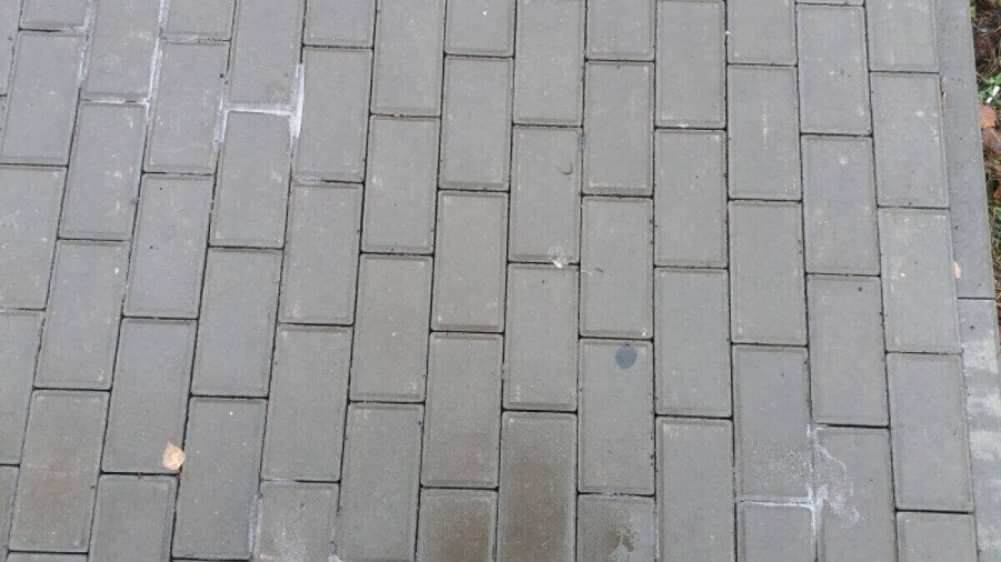 У місті на Тернопільщині невідомі вкрали бруківку з тротуару