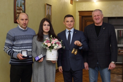 Михайло Головко нагородив тернопільську боксерку Каріне Айрапетян, яка стала срібною призеркою чемпіонату Європи