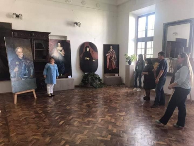 Вишнівецький палац на Тернопільщині поповнився новими портретами (фото)