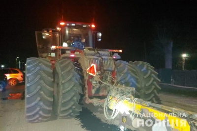 Великогабаритний трактор частково їхав по смузі зустрічного руху: у селі неподалік Тернополя зіткнулися легківка та трактор