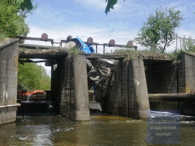 У Тернопільській області під колесами вантажівки обвалився міст