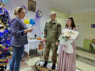 Кохання не боїться перешкод: у тернопільській лікарні одружилися поранений військовий та киянка