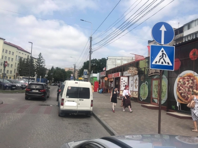 У Тернополі водій заблокував пішохідний перехід автівкою (фотофакт)
