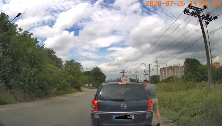 У Тернополі водії викидають сміття з вікна автомобілів (відео)