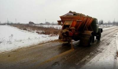 На Тернопільщині посилено посипають дороги