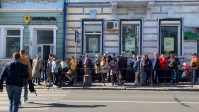У Тернополі сотні людей чекали у чергах за новою поштовою маркою (відео)