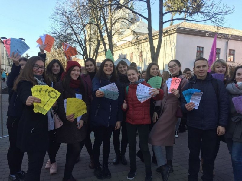 Студенти ТНЕУ поділилися знаннями про фінансові процеси з тернополянами