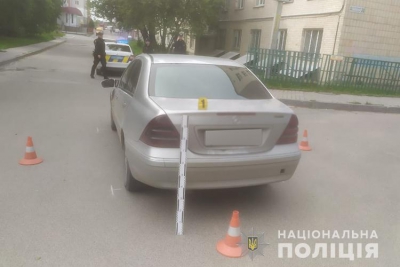 Вибіг з-за припаркованого авто: у Тернополі 7-річного хлопчика збив автомобіль