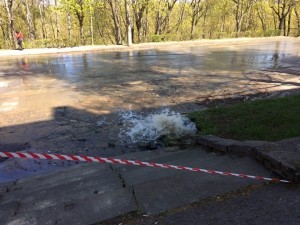 У Тернополі на Миру вода фонтаном: припинене водопостачання (фото)