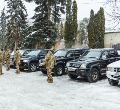 Для тернопільських захисників придбали та передали п’ять пікапів марки Mitsubishi та Ford