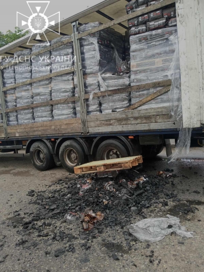 На Тернопільщині горіла вантажівка, у якій перевозили пресоване вугілля