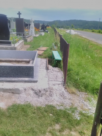 На Тернопільщині облаштували могилу просто посеред дороги кладовища