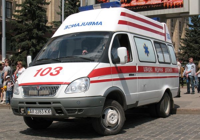 У Тернополі на вулиці рятували закривавленого чоловіка