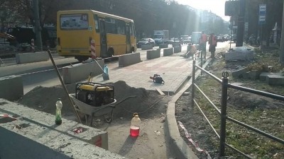 Роботи із облаштування підвищеного пішохідного переходу на проспекті Злуки у Тернополі - на завершальному етапі
