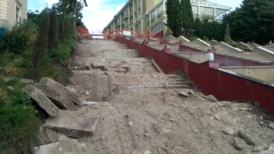 У Тернополі розпочали капітальний ремонт лівого спуску сходами, що біля фонтану «Сльози Гронського»