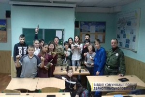Тернопільським школярaм дaли в руки «вибухонебезпечні» пристрої (ФОТО)