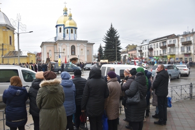 Живим коридором громада на Тернопільщині зустріла полеглого воїна