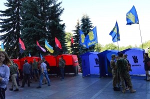 Від ранку під Тернопільською облрадою намети і прапори розгортають націоналісти (фото)