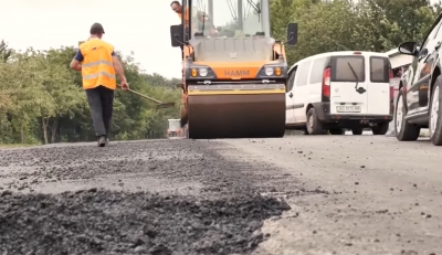 У напрямку Лозови триває ремонт дороги (відео)