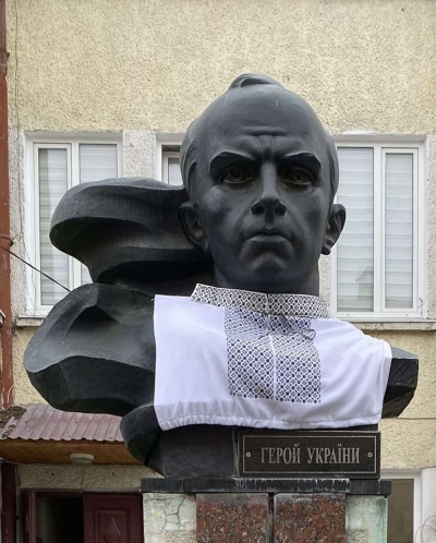 У громаді на Тернопільщині пам’ятники Бандері та Лепкому одягли у автентичні вишиванки