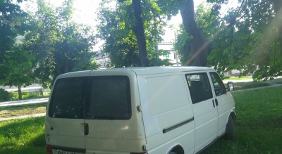 На Тернопільщині водій-порушник припаркувався на траві у парку (фотофакт)