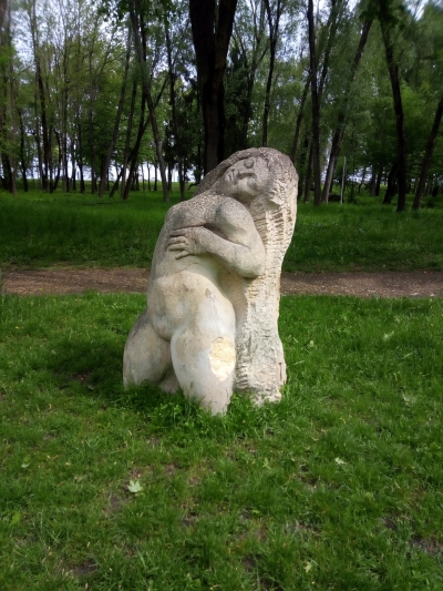 В тернопільському парку руйнується скульптура (фотофакт)