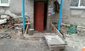 У Тернополі на Бандери ремонтують вхід до під&#039;їзду