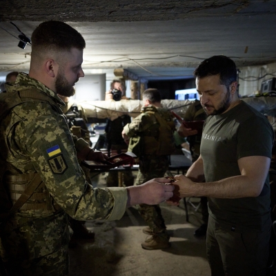 Воїн тернопільської артилерійської бригади подарував шеврон президенту України