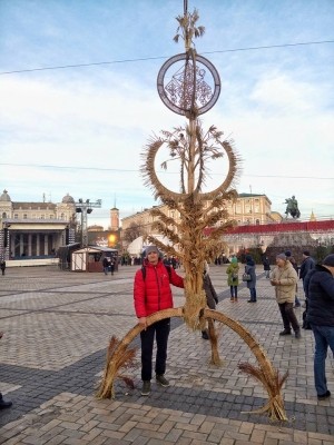 Шестиметровий дідух з Тернополя крaсується нa новорічній вистaвці у Києві