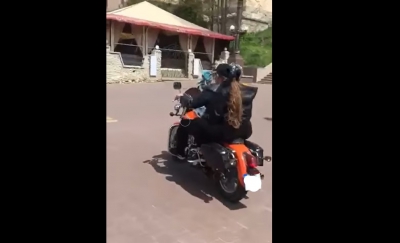 &quot;Принц по-тернопільськи&quot;: в центрі міста мотоцикліст влаштував коханій поїздку тротуаром (відео)