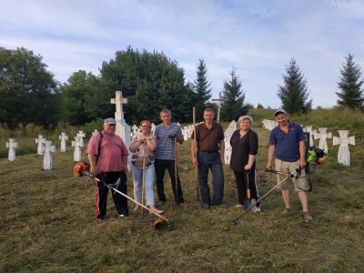 На Тернопільщині волонтери упорядкували могили героїв (фото)