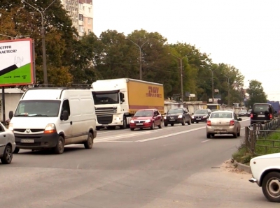 У Тернополі на вул. 15 Квітня влаштовано додаткові лівоповоротні смуги руху