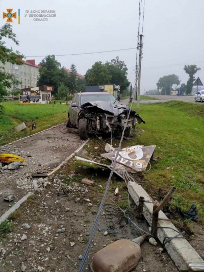Автівка розтрощена вщент: на Тернопільщині водій іномарки врізався в електроопору