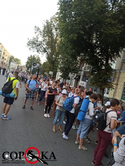 Кількасот людей з Тернополя вирушили на велелюдну прощу до Зарваниці (фото)